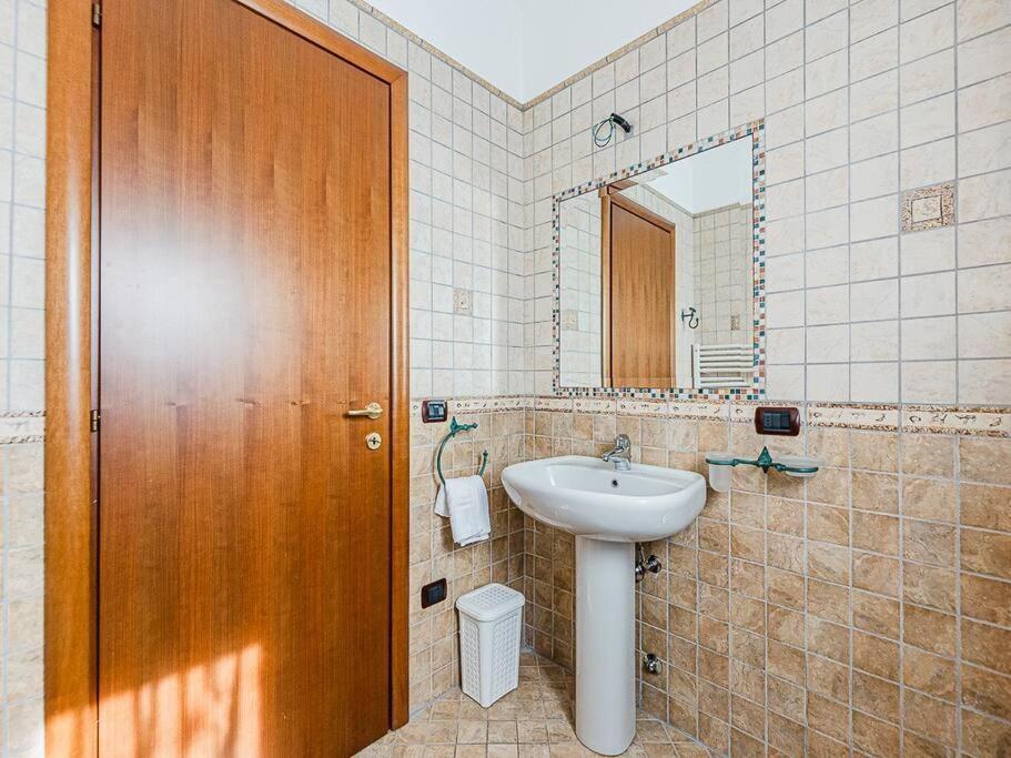 *vivere In Arte* Near Theairport